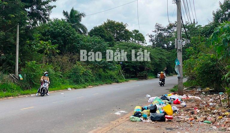 Một điểm đen về xả rác không đúng nơi quy định ngay khu dân cư tại đường Amajao, phường Tân Lập.