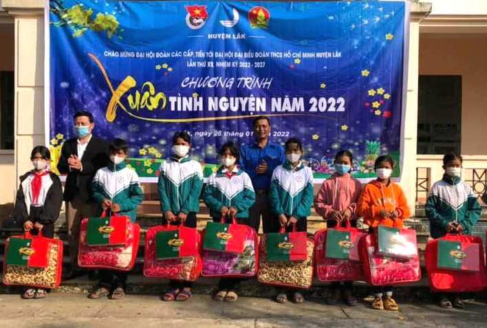 Đại diện Huyện đoàn Lắk  trao quà tặng các em học sinh của Trường THCS Hùng Vương (xã Nam Ka).