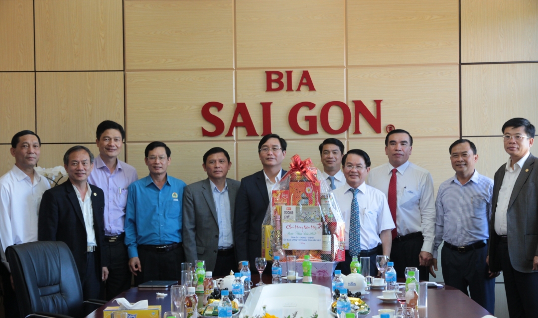 Ủy viên Trung ương Đảng, Bí thư Tỉnh ủy Nguyễn Đình Trung và Đoàn công tác thăm, chúc Tết Công ty Cổ phần Bia Sài Gòn - Miền Trung.