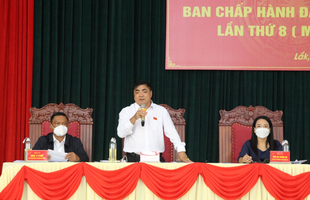 Đồng chí Võ Ngọc Tuyên, Bí thư Huyện ủy, Chủ tịch HĐND huyện Lắk phát biểu tại hội nghị.