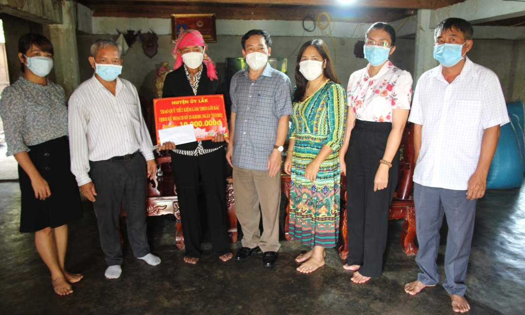 Đoàn công tác của Ban Thường vụ Huyện ủy Lắk trao kinh phí hỗ trợ gia đình đảng viên Y Mang Sruk (buôn Liêng Keh, xã Đắk Phơi).
