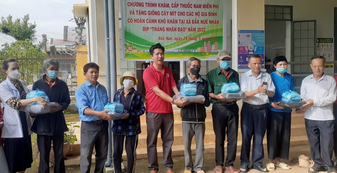 Đại diện các cơ quan, đơn vị tặng thuốc nam cho người dân xã Đắk Nuê.