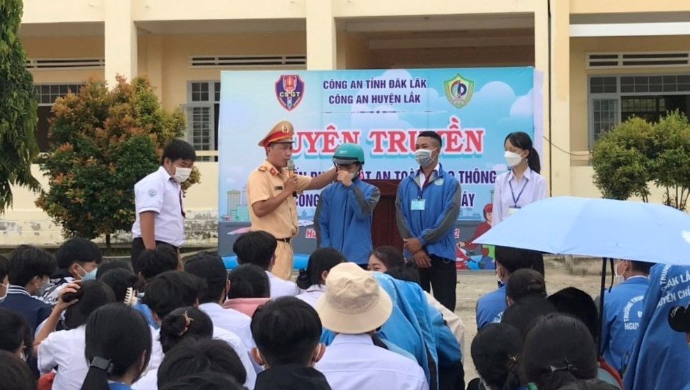 Lực lượng CSGT (Công an huyện Lắk) tuyên truyền, phổ biến các nội dung về giao thông đường độ đến các em học sinh.