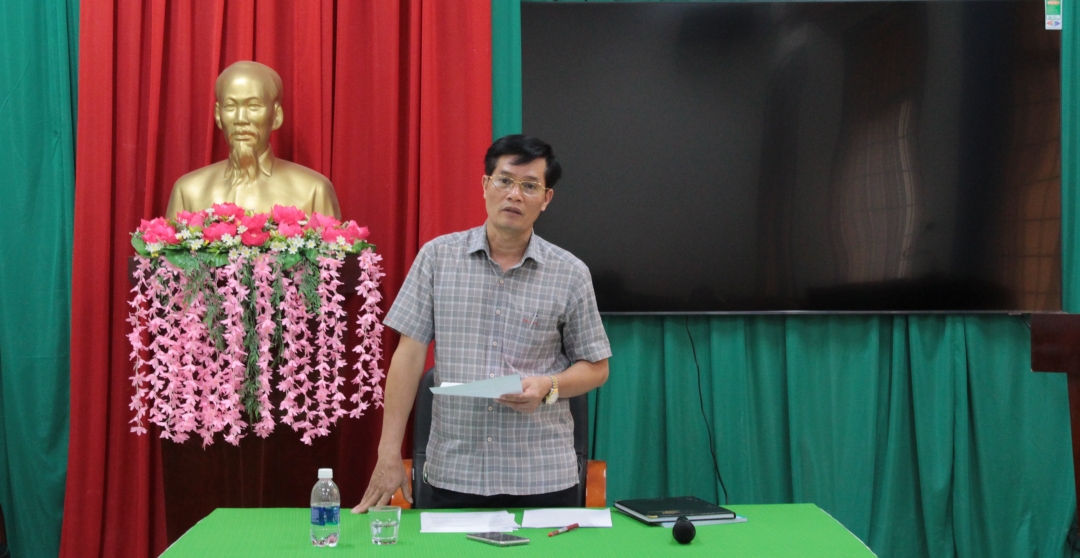 Ông Nguyễn Anh Tú, Phó Chủ tịch UBND huyện Lắk, Trưởng Ban Chỉ đạo phối hợp tổ chức Kỳ thi tốt nghiệp THPT năm 2022 phát biểu tại cuộc họp.