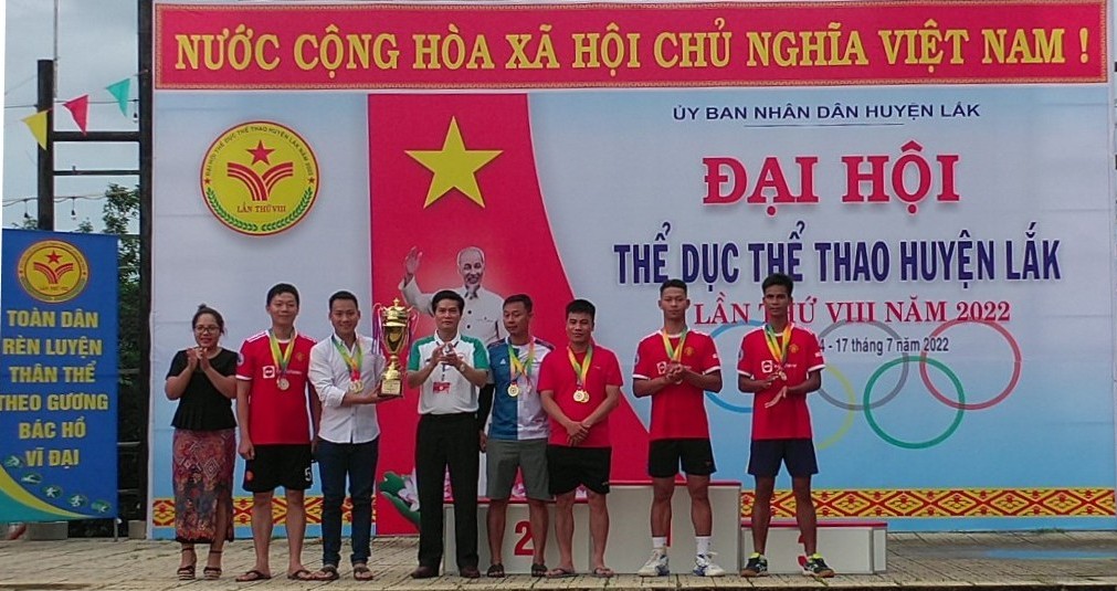 Ban Tổ chức trao giải Nhất môn bóng chuyền nội dung nam cho đội Công an huyện Lắk.