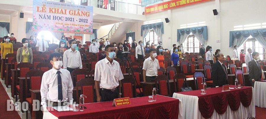 Các đại biểu và thầy cô giáo tham dự Lễ khai giảng năm học mới tại điểm cầu UBND huyện MDrắk.