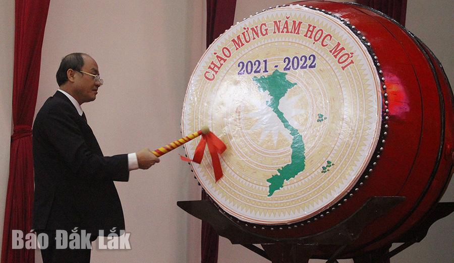 Phó Bí thư Huyện ủy, Chủ tịch UBND huyện MDrắk Phạm Ngọc Thạch đánh trống khai giảng năm học mới.