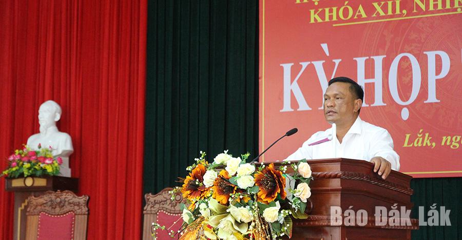 Đồng chí Nay Y Phú, Phó Bí thư Huyện ủy, Chủ tịch UBND huyện Lắk phát biểu tại hội nghị.