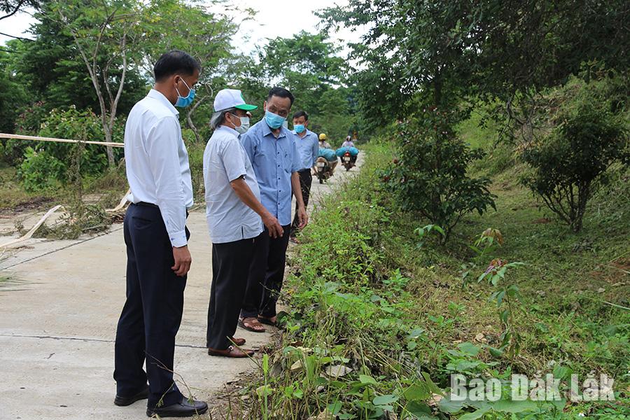 Lãnh đạo UBND huyện Lắk kiểm tra hiện trường vụ sạt lở đất tại xã Nam Ka.