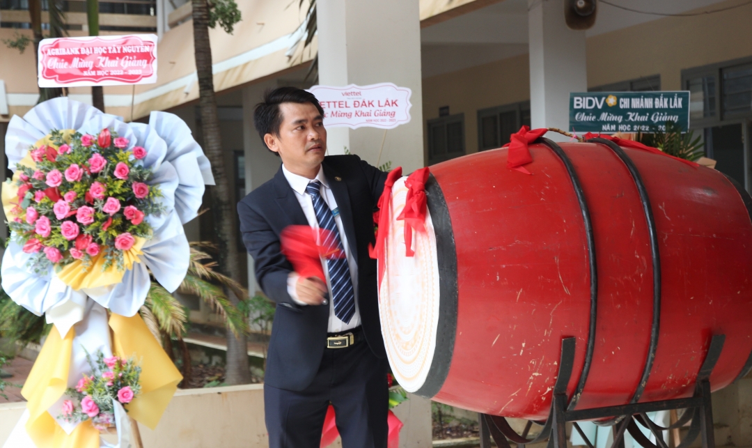 Hiệu trưởng Trường THPT Thực hành Cao Nguyên Nguyễn Hữu Duẩn đánh trống khai giảng năm học mới.