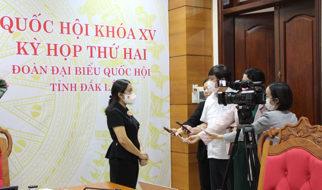 Phó Trưởng đoàn chuyên trách Đoàn ĐBQH tỉnh Lê Thị Thanh Xuân trao đổi với báo chí bên lề phiên họp.