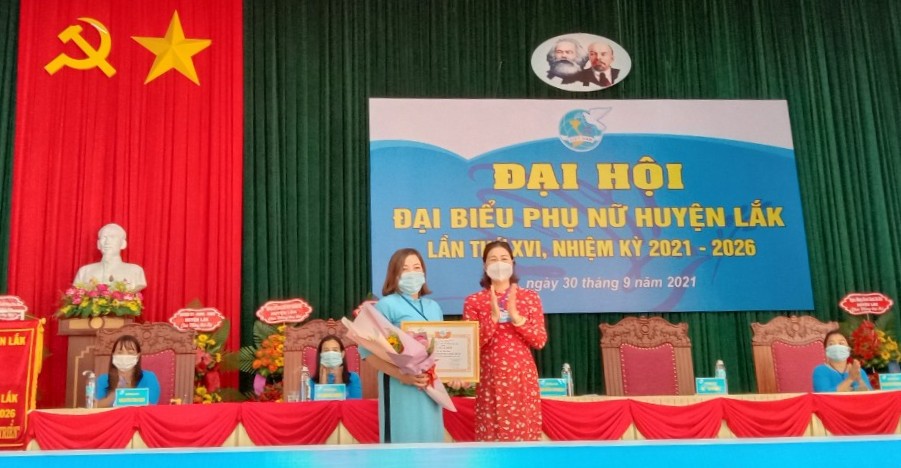 Đại diện lãnh đạo Hội LHPN tỉnh (bên phải) trao Bằng khen tặng chị Lê Thị Tươi. 