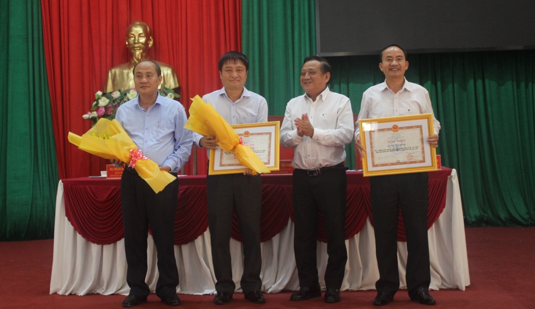 Các tập thể, cá nhân vinh dự nhận Bằng khen của Bảo  hiểm Xã hội Việt Nam. 