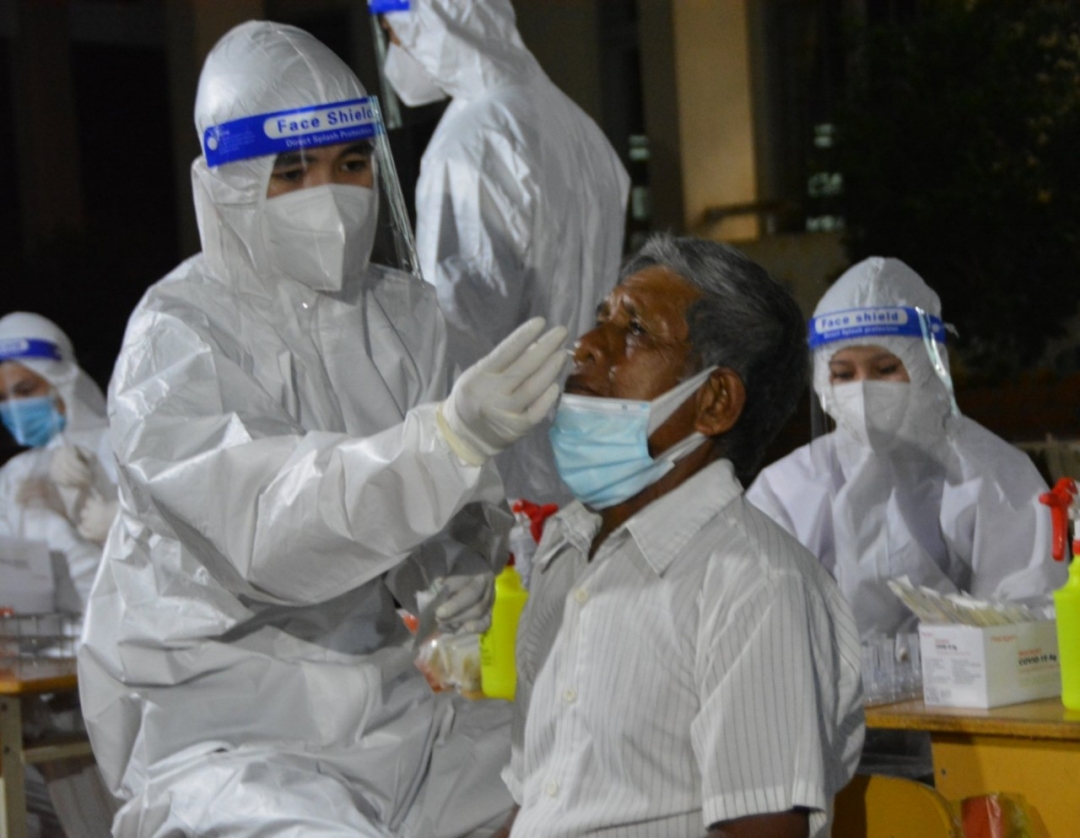 Nhân viên y tế lấy mẫu xét nghiệm SARS-CoV-2 cho người dân. 