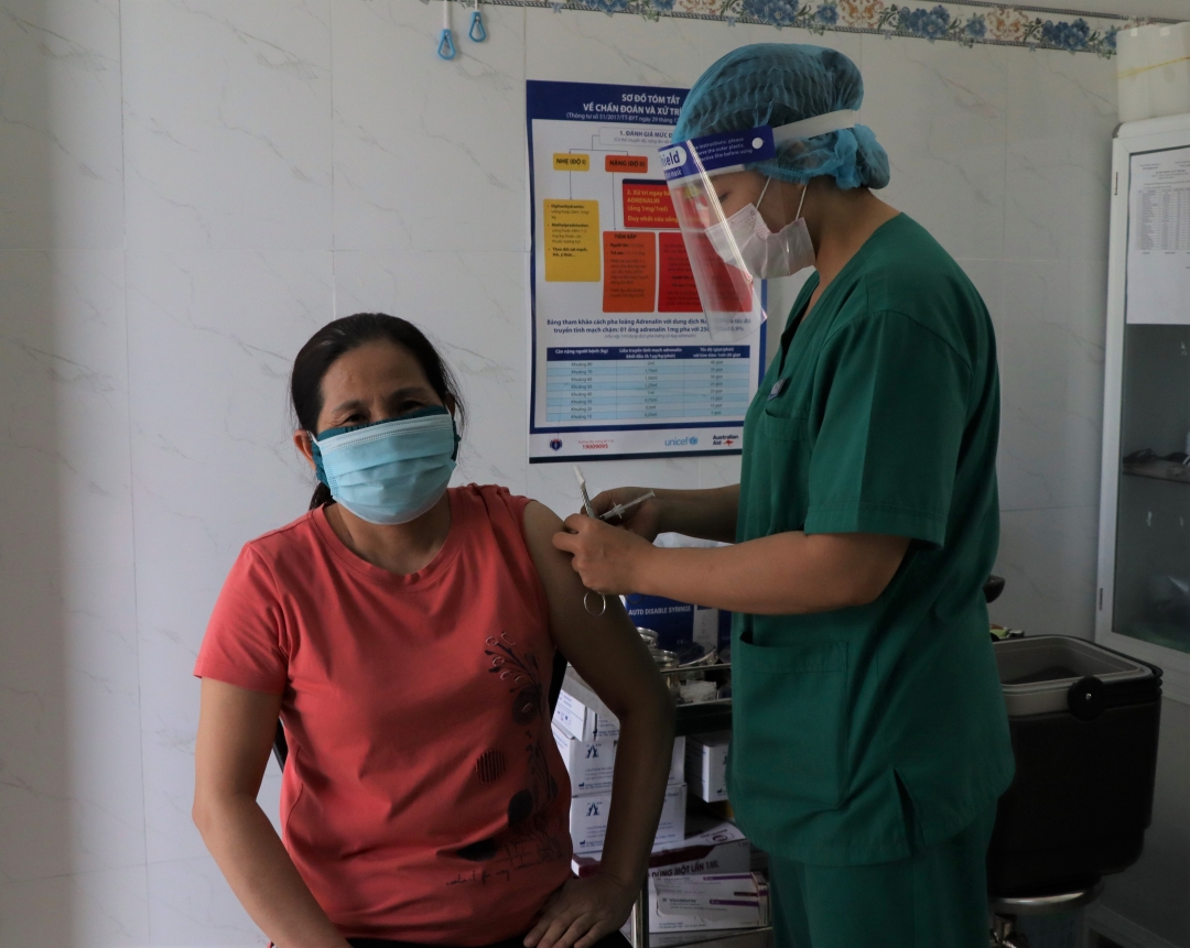 Công tác tiêm vắc xin COVID-19 cho người dân trên địa bàn đang được ngành Y tế đẩy mạnh. 