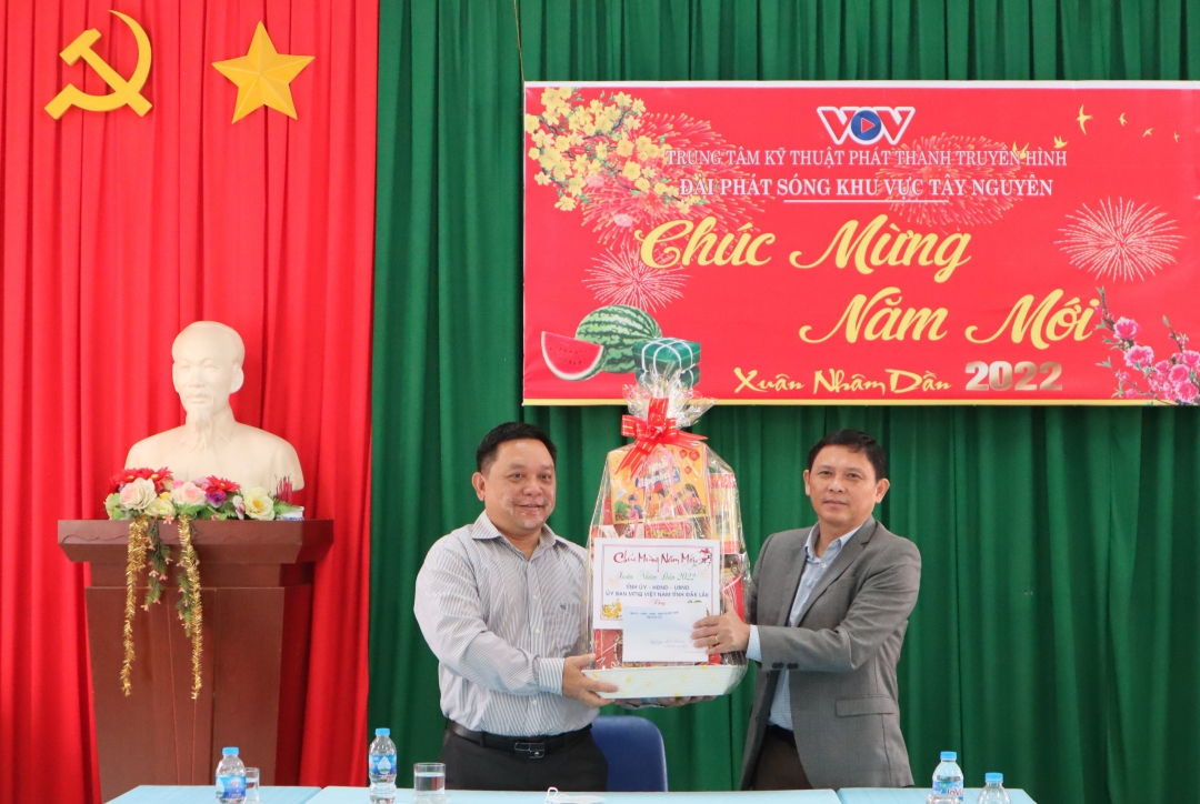 Ủy viên Ban Thường vụ Tỉnh ủy, Phó Chủ tịch thường trực UBND tỉnh Nguyễn Tuấn Hà  tặng quà, chúc Tết Đài Phát sóng khu vực Tây Nguyên.