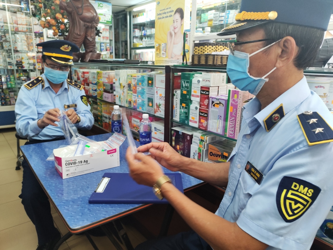 Lực lượng Quản lý thị trường kiểm tra sản phẩm kít test SARS-CoV-2 tại nhà thuốc An Tâm (TP. Buôn Ma Thuột).