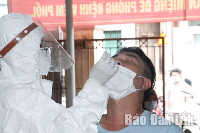Nhân viên y tế lấy mẫu xét nghiệm SARS-CoV-2 cho người dân.