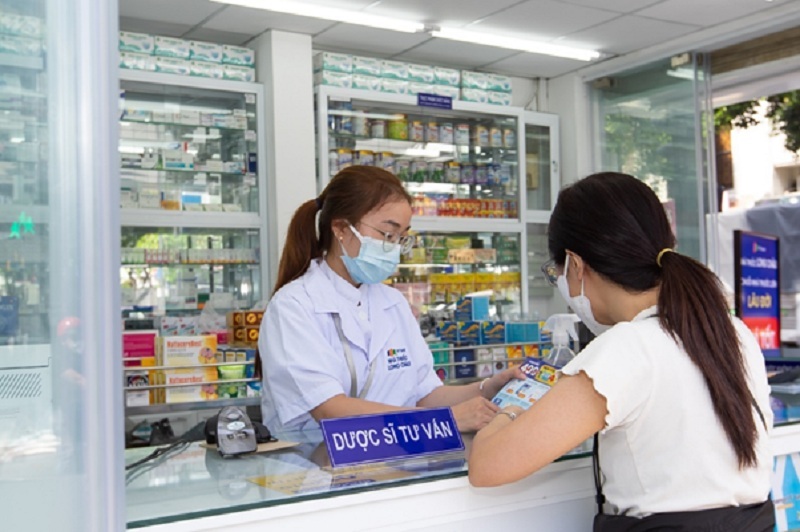 Người dân mua thuốc điều trị COVID-19 tại nhà thuốc. (Ảnh minh họa)