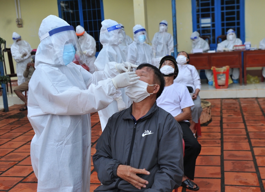 Nhân viên y tế lấy mẫu xét nghiệm SARS-CoV-2 cho người dân.