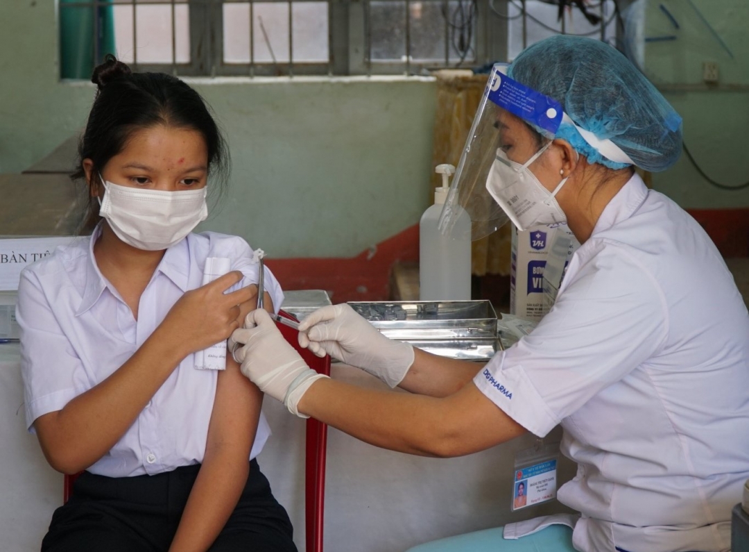 Tiêm vắc xin phòng COVID-19 cho trẻ từ 12-17 tuổi trên địa bàn.