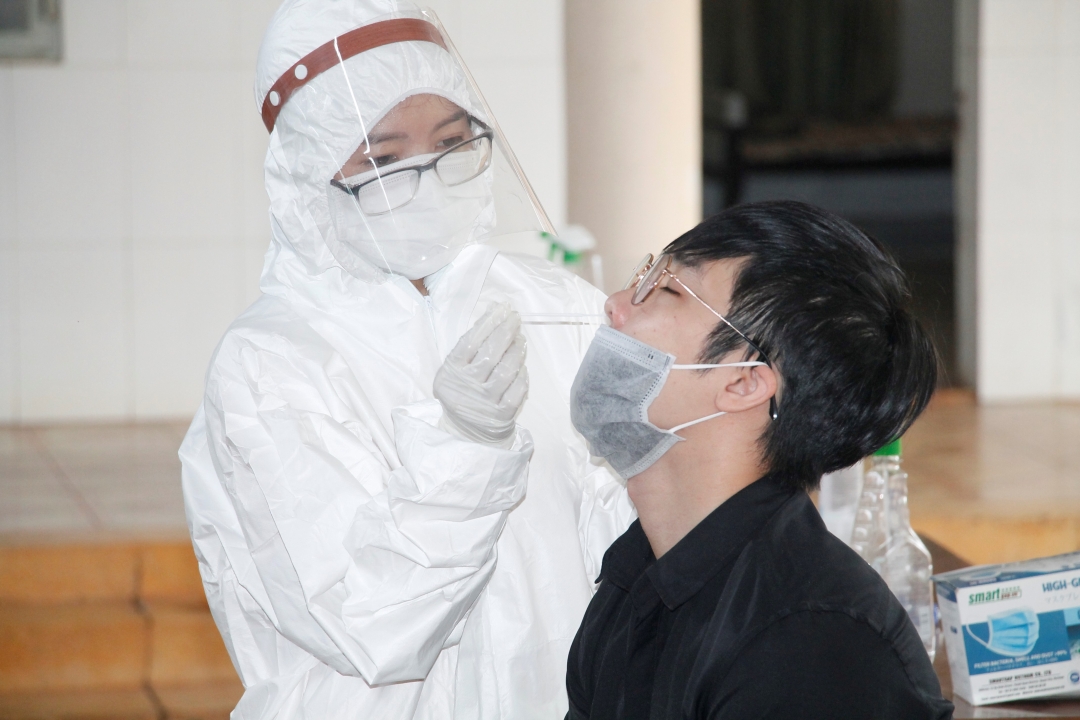 Nhân viên y tế lấy mẫu xét nghiệm SARS-CoV-2 cho người người dân trở về từ vùng dịch.