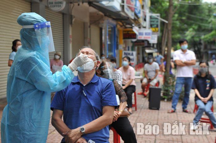 Nhân viên y tế lấy mẫu xét nghiệm SARS-CoV-2 cho người dân phường Thống Nhất (TP. Buôn Ma Thuột) trong ngày 27-8.
