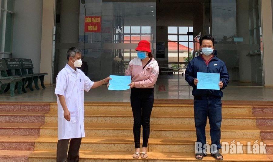 Bác sĩ Bệnh viện Đa khoa khu vực 333 (huyện Ea Kar) trao giấy ra viện cho các bệnh nhân.