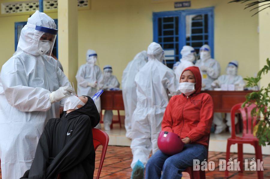 Lực lượng y tế lấy mẫu xét nghiệm SARS-CoV-2 cho người dân xã Quảng Tiến (huyện Cư Mgar).