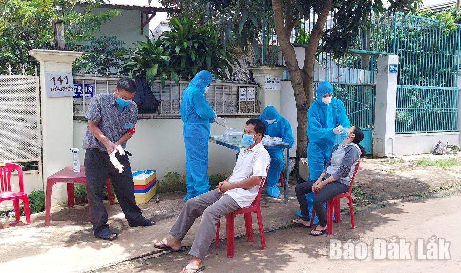 Lực lượng y tế lấy mẫu xét nghiệm sàng lọc SARS-CoV-2 tại buôn Mduk, phường Ea Tam (TP. Buôn Ma Thuột).
