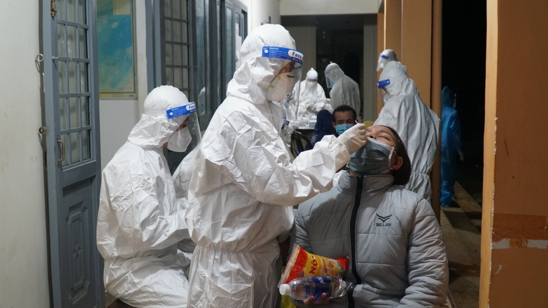Nhân viên y tế lấy mẫu xét nghiệm SARS-CoV-2 cho công dân trở về tỉnh về từ các tỉnh phía Nam.