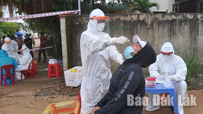 Lực lượng y tế lấy mẫu xét nghiệm SARS-CoV-2 đối với người dân buôn Đung, xã Cư Êbur.