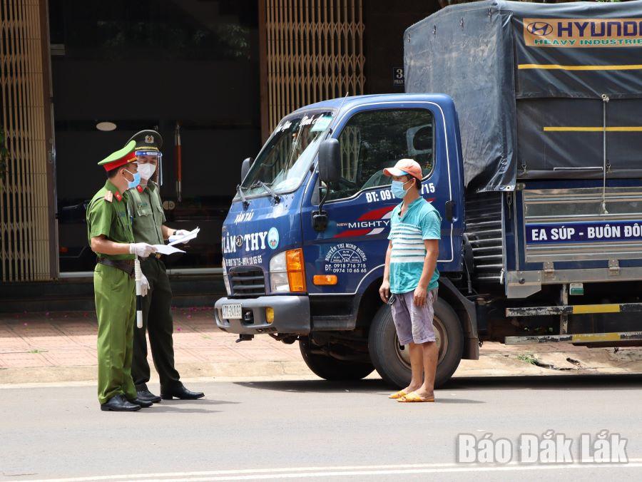 Tổ liên ngành phường Thành Nhất kiểm tra người dân lưu thông trên đường.