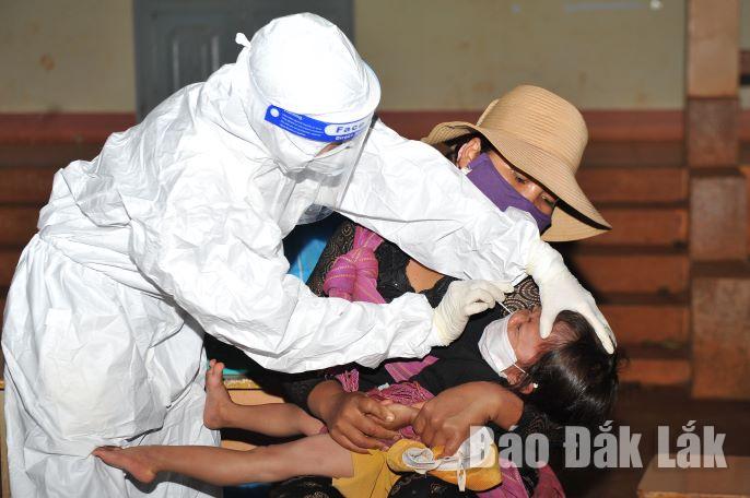 Lực lượng y tế lấy mẫu xét nghiệm SARS-CoV-2 cho người dân xã Cư Né (huyện Krông Búk).