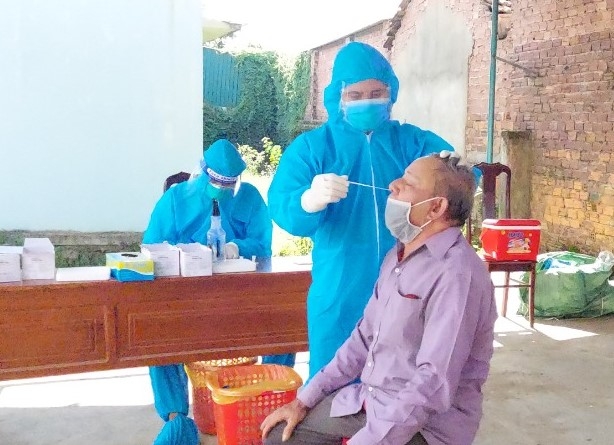 Ngành y tế lấy mẫu xét nghiệm SARS-CoV-2 đối với người dân có nguy cơ cao tại xã Vụ Bổn, huyện Krông Pắc