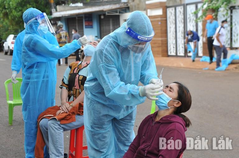 Lực lượng y tế lấy mẫu xét nghiệm SARS-CoV-2 đối với người dân hẻm 427 đường Y Moal.