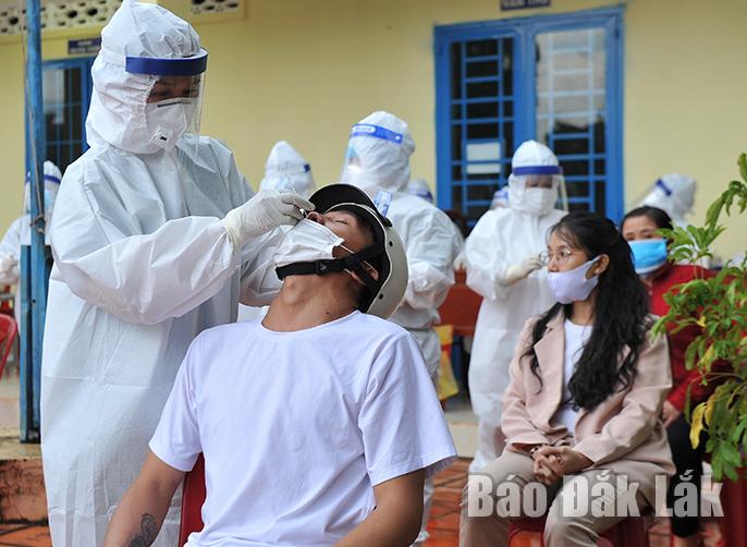 Lực lượng y tế lấy mẫu test nhanh SARS-CoV-2 đối với người dân thôn Tiến Thịnh. 