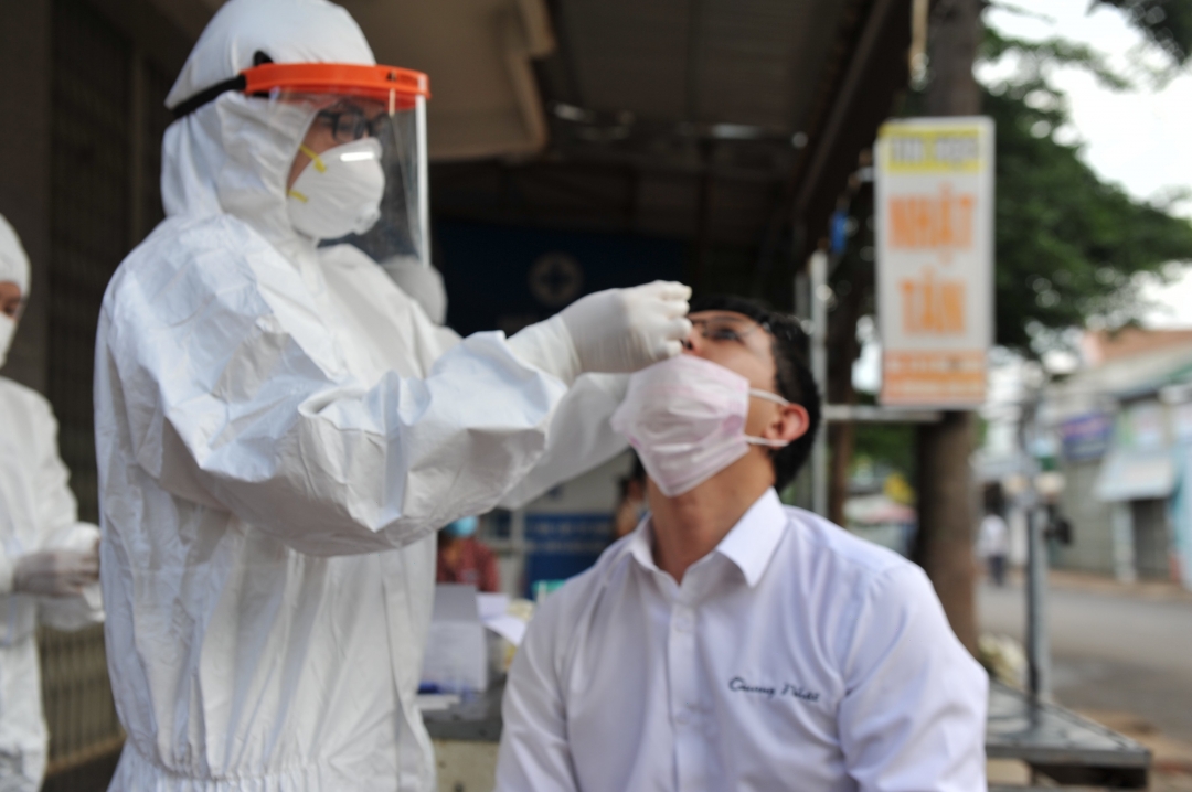 Nhân viên y tế lấy mẫu xét nghiệm SARS-CoV-2 cho người dân ở đường Ama Jhao (TP. Buôn Ma Thuột).