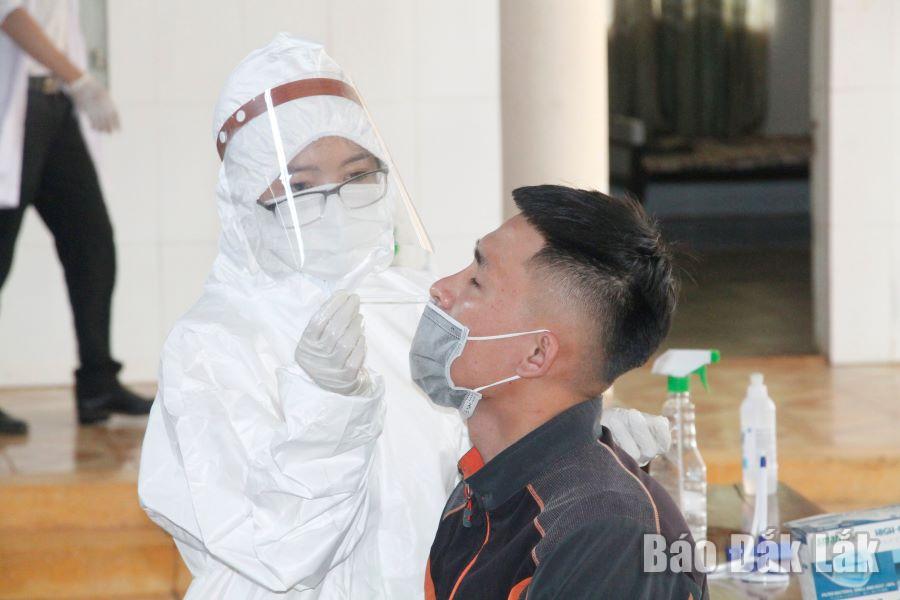 Nhân viên y tế lấy mẫu xét nghiệm SARS-CoV-2 cho người dân phường Tân Thành (TP. Buôn Ma Thuột).