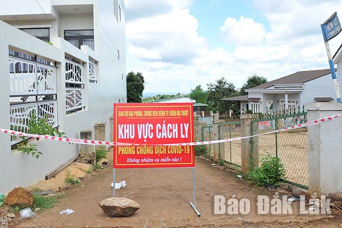 Ngành Y tế phong tỏa khu vực hẻm 427 đường Y Moal, thôn 7, xã Cư Êbur sau khi ghi nhận  các trường hợp test nhanh dương tính với SARS-CoV-2