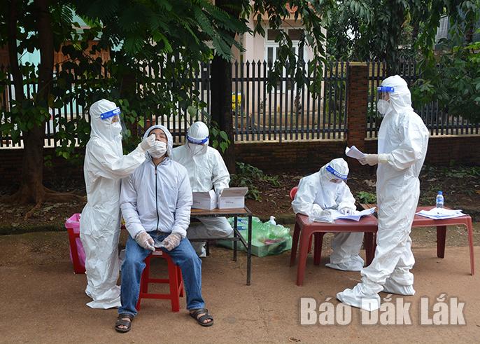 Lực lượng y tế lấy mẫu xét nghiệm sàng lọc cho người dân tại xã Cư Êbur, TP. Buôn Ma Thuột.