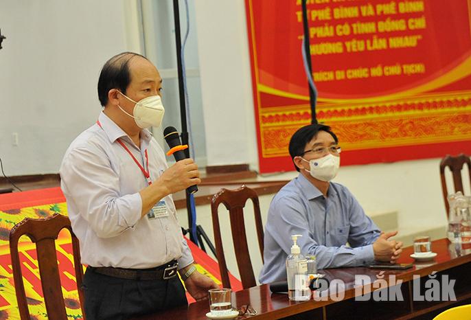 Giám đốc Bệnh viện Đa khoa vùng Tây Nguyên Nguyễn Đại Phong báo cáo với Đoàn công tác tình hình thu dung và điều trị bệnh nhân COVID-19 tại bệnh viện. 