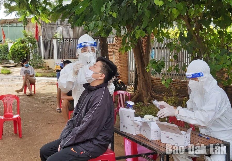 Lực lượng y tế lấy mẫu xét nghiệm chủ động cho người dân buôn Đung, xã Cư Êbur (TP. Buôn Ma Thuột).