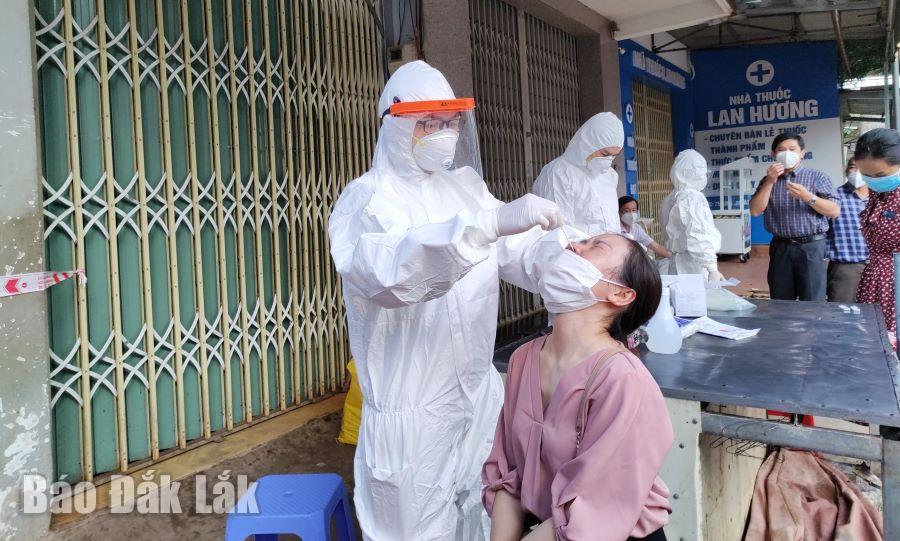Nhân viên y tế lấy mẫu xét nghiệm SASR-CoV-2 cho người dân tại phường Tân Lập (TP. Buôn Ma Thuột).
