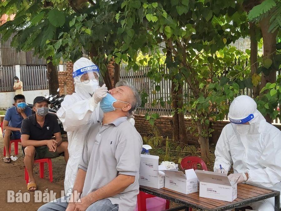 Lực lượng y tế lấy mẫu xét nghiệm SARS-CoV-2 cho người dân xã Cư Êbur (TP. Buôn Ma Thuột).