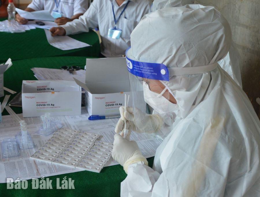 Nhân viên y tế thực hiện xét nghiệm SARS-CoV-2 tại thôn 2, xã Cư Êbur.