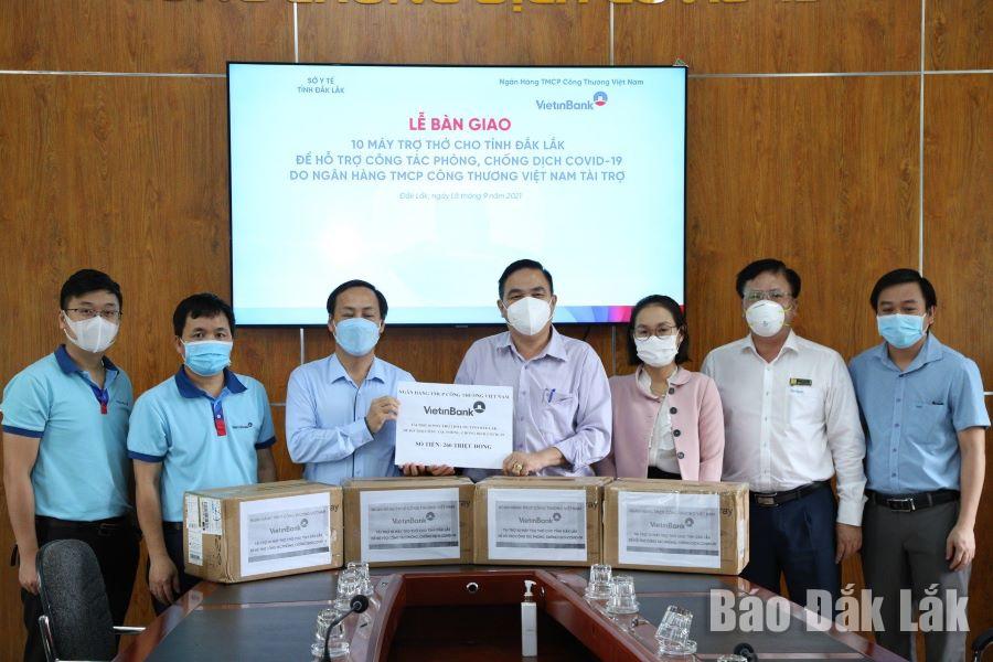 Đaị diện ngân hành TMCP Công thương Việt Nam trao máy thở cho Sở Y tế.