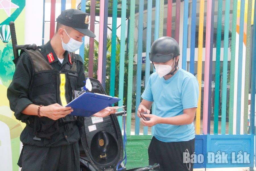 Lực lượng Công an phường Ea Tam (TP. Buôn Ma Thuột) kiểm tra người đi đường trong thời gian thực hiện Chỉ thị 16 của Thủ tướng Chính phủ.