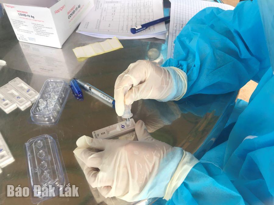 Nhân viên y tế tiến hành test nhanh SARS-CoV-2 tại khu dân cư trên địa bàn thị xã Buôn Hồ.