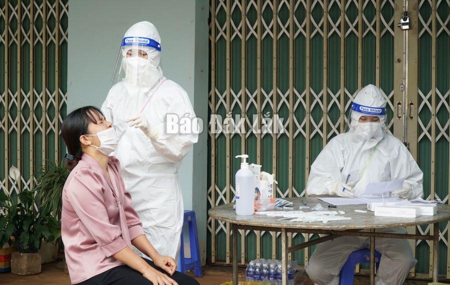 Lực lượng y tế lấy mẫu xét nghiệm SARS-CoV-2 cho người dân phường An Lạc, thị xã Buôn Hồ.